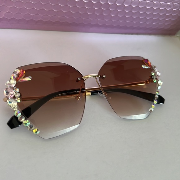 UV400 Rhinestone Deluxe Sunglasses - Picture 8 of 17